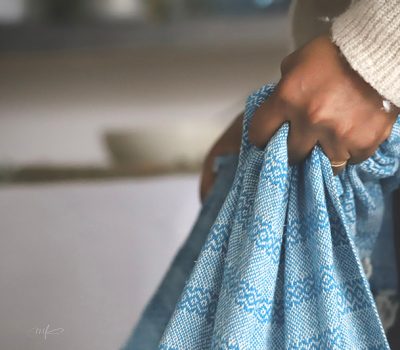rebozo dans les mains de Josiane